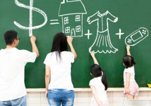 family-drawing-on-chalkboard_slideshow